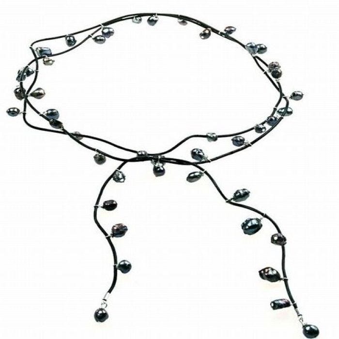 Vackert halsband med färskvattenspärlor och lädersnören