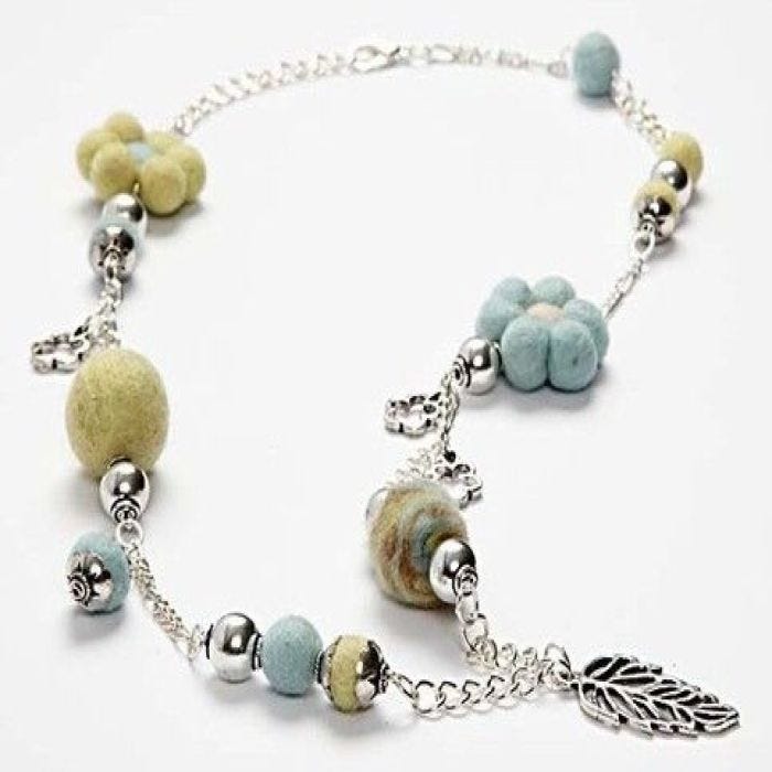 Halsband i ull och silver