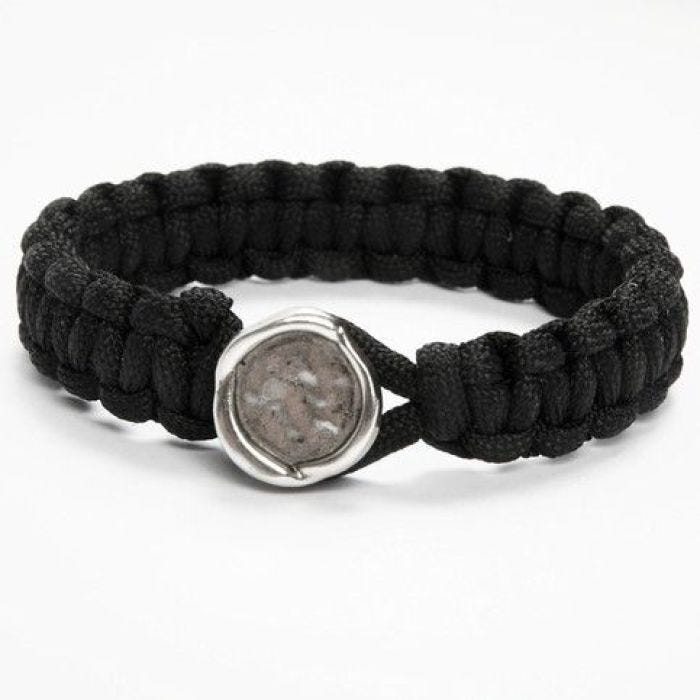 Armband av 4 mm polyestersnöre