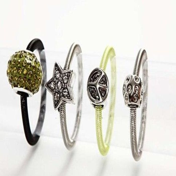 Ringar av fjäderarmband