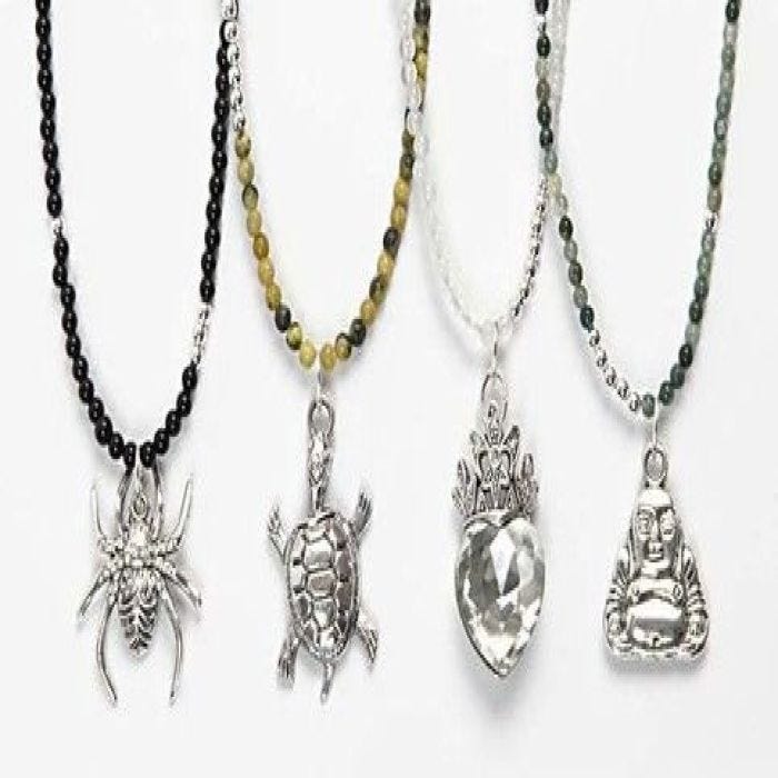 Tunna halsband med berlocker