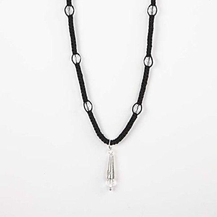 Knutet halsband med käglor och pärlor