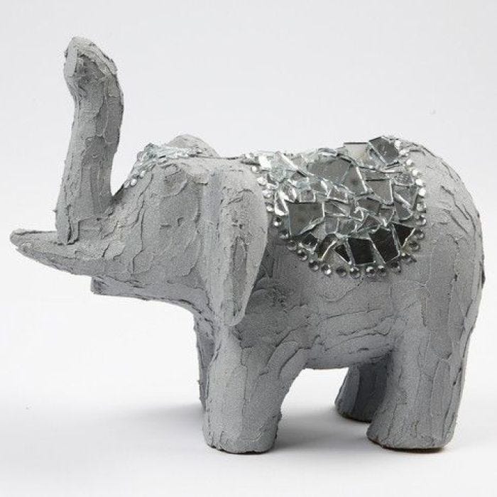 Pappelefant klädd med Ferro acrylfärg