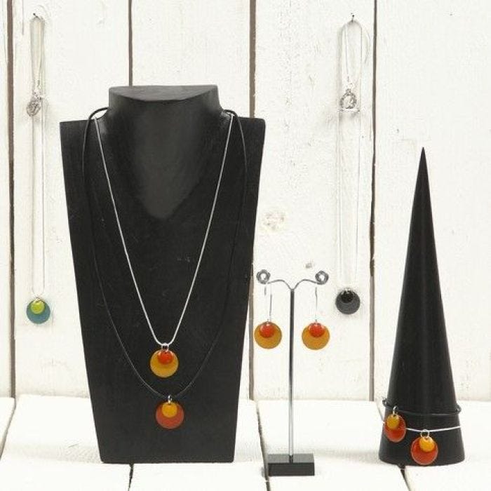 Halsband och örhängen med metallplattor