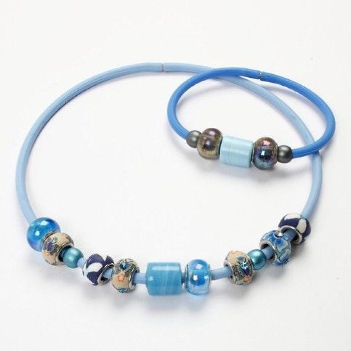 Gummihalsband med glas- och lerpärlor
