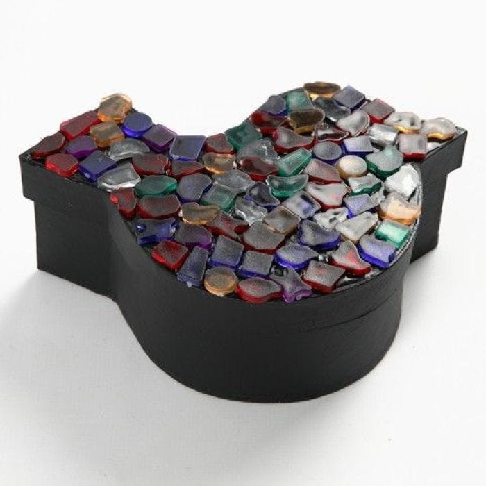 Ask med plastmosaik