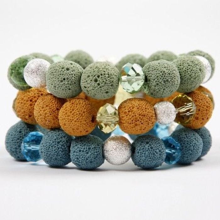 Armband av lavapärlor