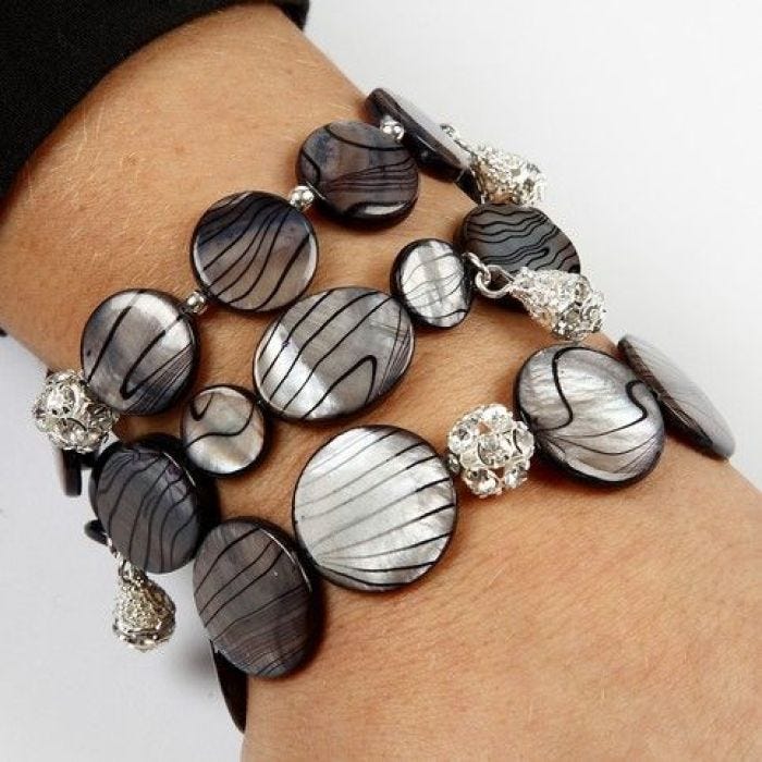 Armband med snäckpärlor
