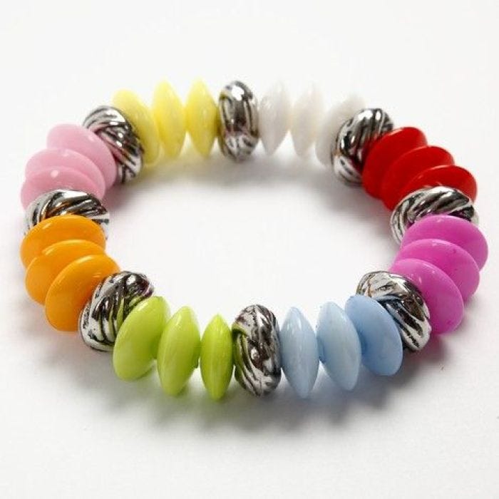 Armband med plastpärlor