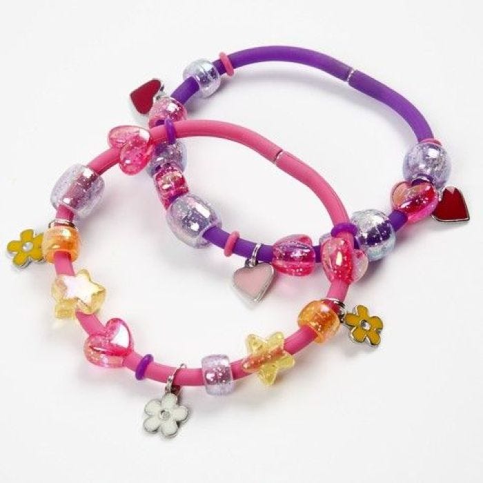 Armband av silikon med plastpärlor och charms