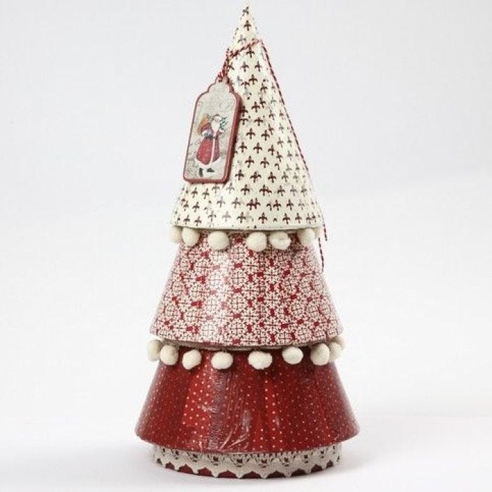 Julgran i papier-maché med decoupage