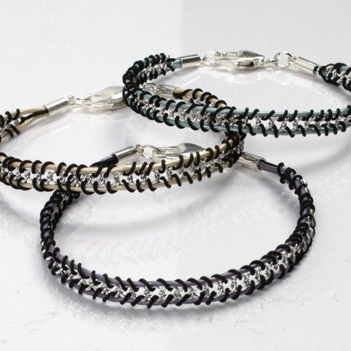 Armband av kedja, lädersnören och knytsnören