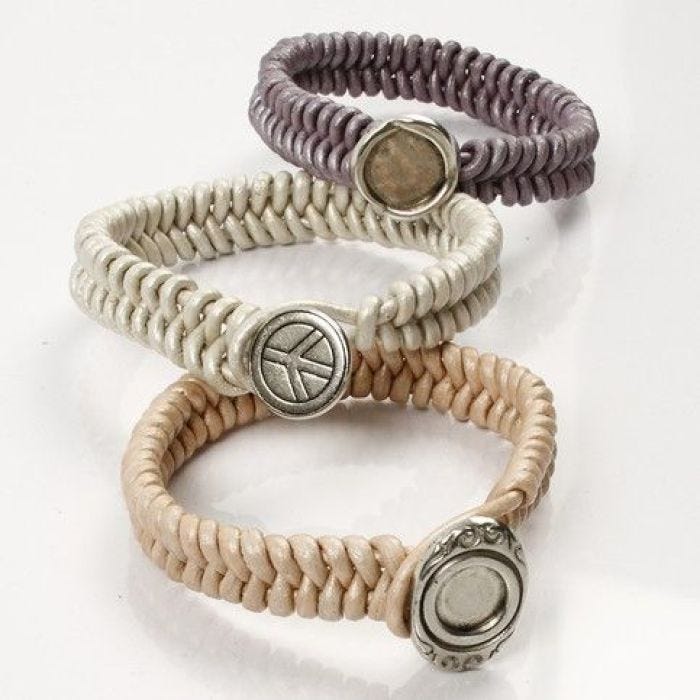 Armband av flätat läder med knapplås