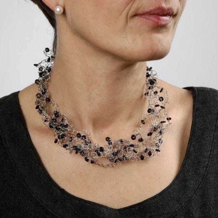 Virkat halsband av smyckewire med silikonringar.