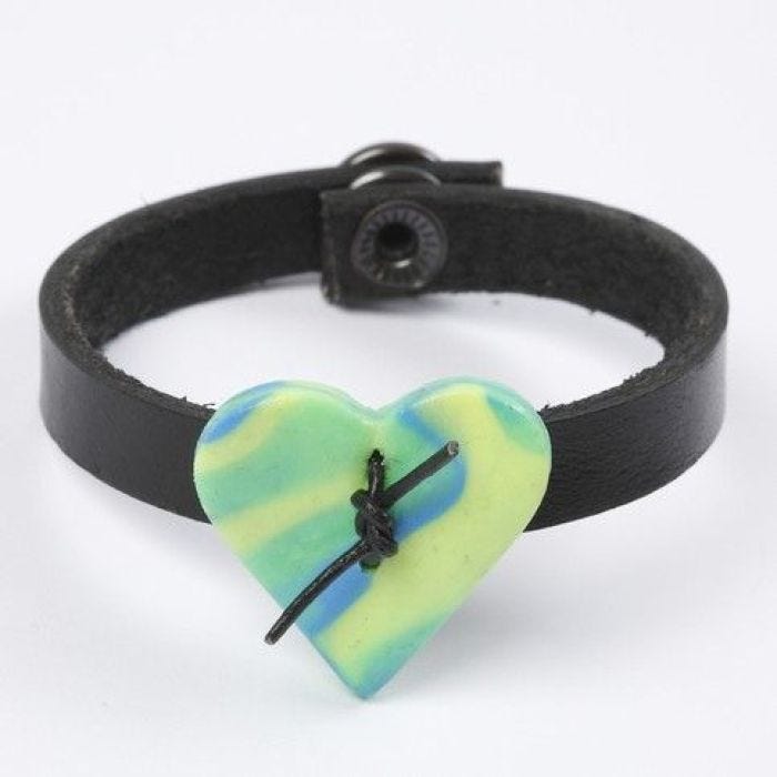 Läderarmband med hjärta i FIMO Smyckelera