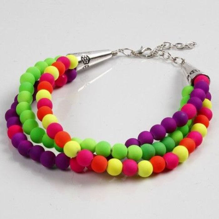 Armband med neonpärlor