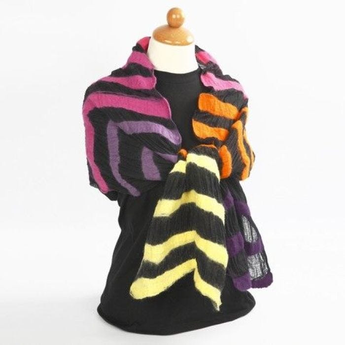 Svart scarf med färgade filtränder