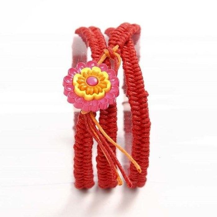 Flätade armband av bomullssnöre