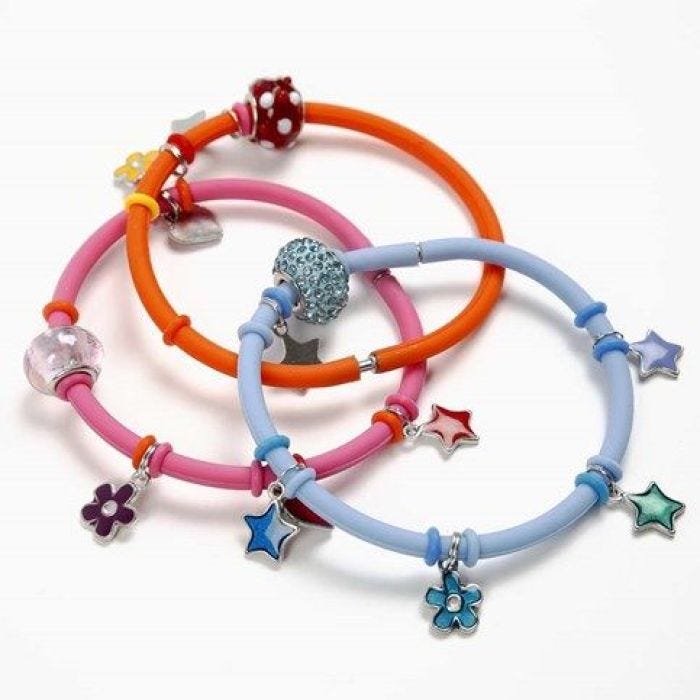 Charms på armband av silikon