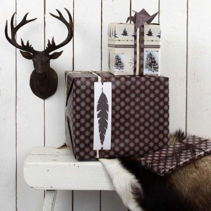 Tags med fjädrar och inslagning i designpapper från Vivi Gade