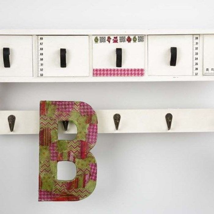 Bokstav i papier-maché med decoupage