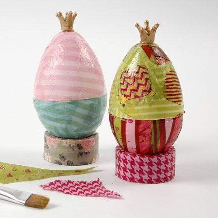 Stående ägg med decoupage och guldkrona