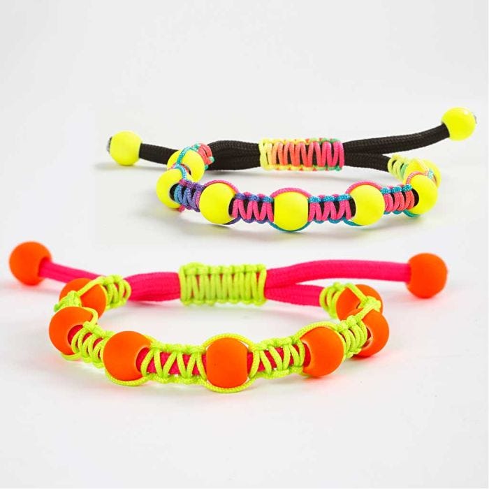 Knutet armband med pärlor och justerbar knut