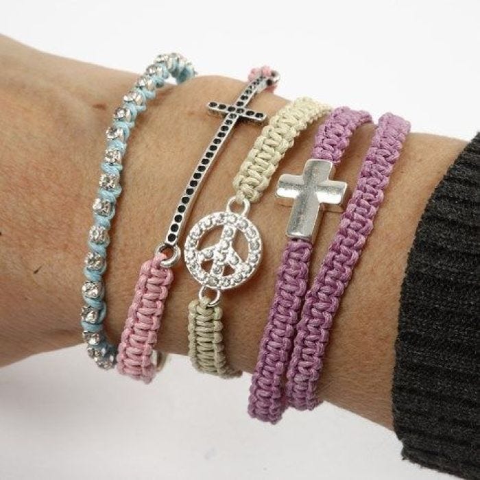 Macraméknutet armband med metalled