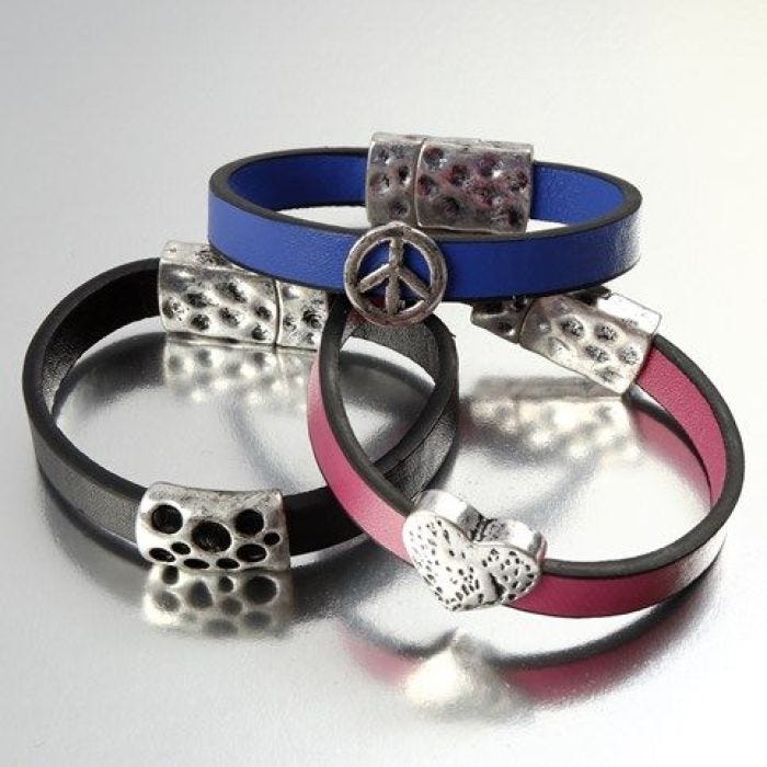 Armband av platt läderrem med ledpärlor och magnetlås