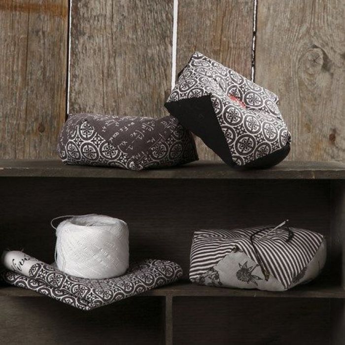 Nåldyna av designtyg och med dekorationsknapp från Vivi Gade