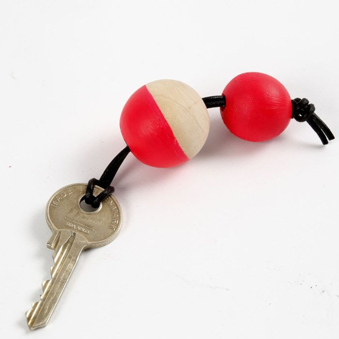 Nyckelberlocker av målade träpärlor i lädersnöre