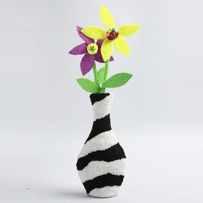 Dekorerad vas av papier-maché med blommor av Foam Clay