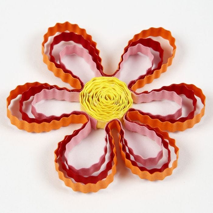 Quilling-blommor av vågiga pappersstrimlor