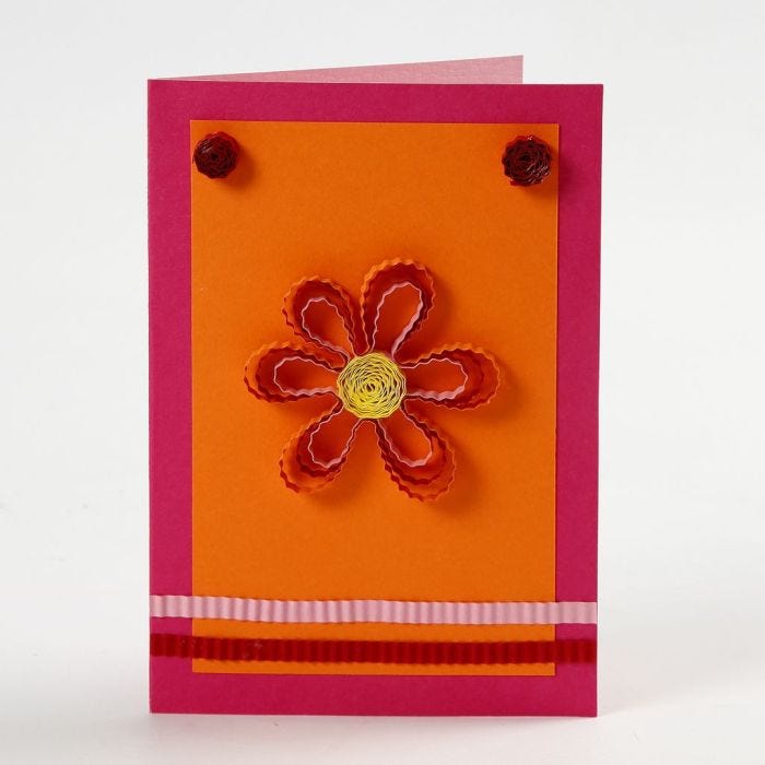 Kort med blommor och dekorationer av pappersstrimlor/quilling