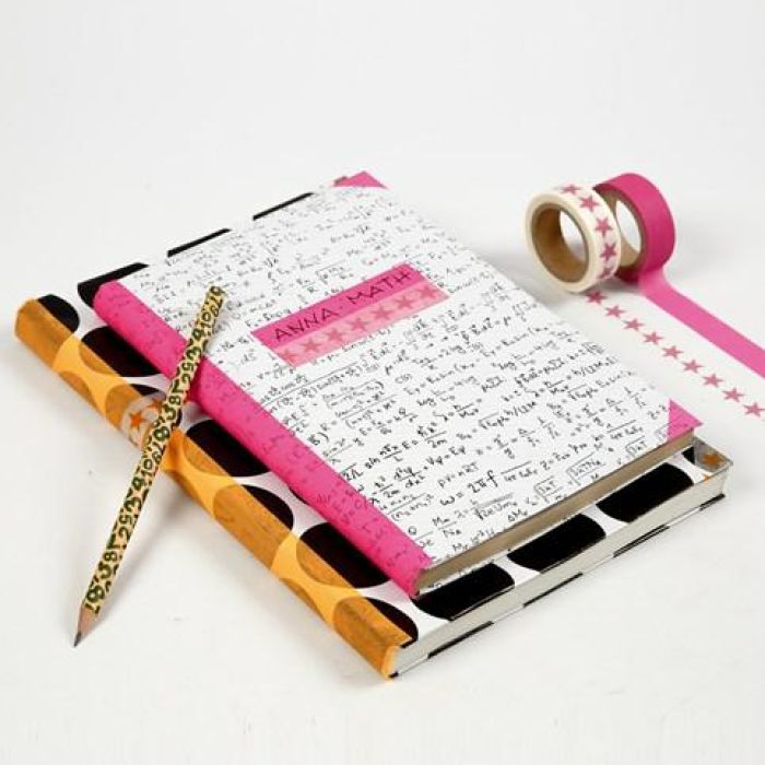 Skolbok med omslag av presentpapper från Vivi Gade