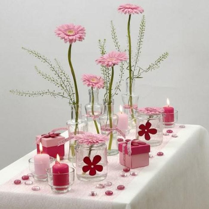 Vit och rosa bordsdukning med Happy Moments