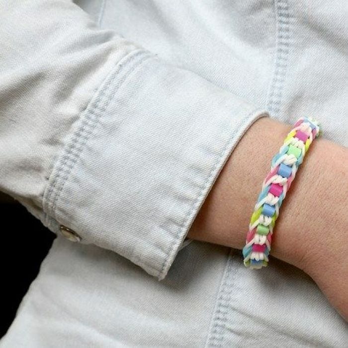 Armband av Rainbow Loom och Nabbi rörpärlor