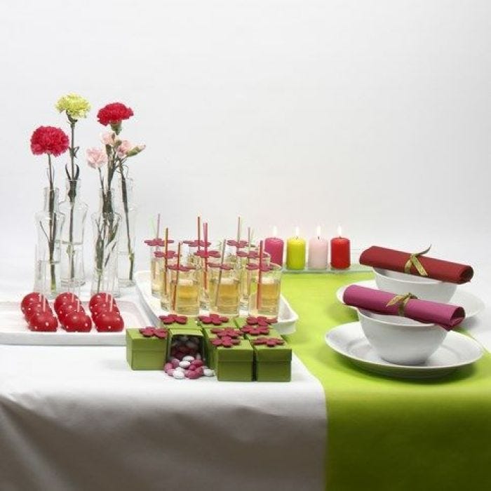 Somrig bordsdukning - dekorerade askar och prydnands popcakes