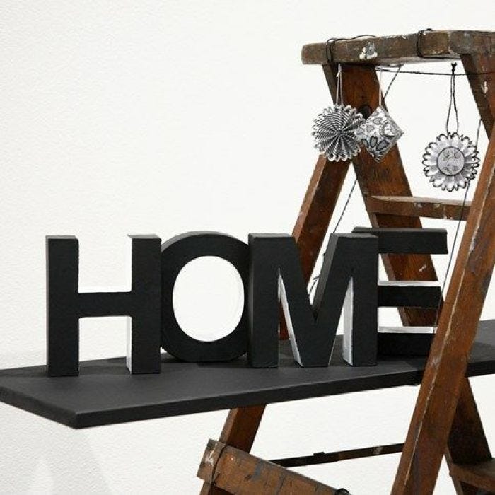 'Home' - målade bokstäver av papp