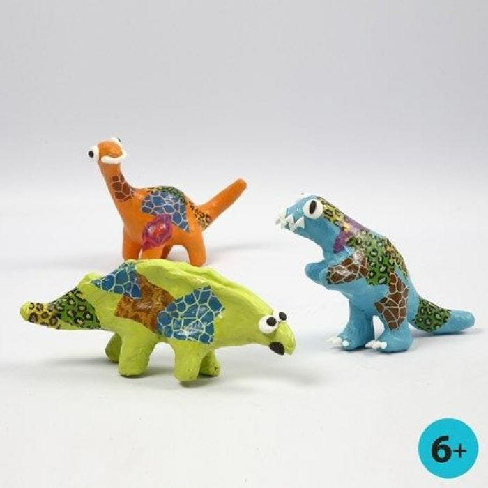 Dinosaurier, dekorerade med decoupagepapper och färg