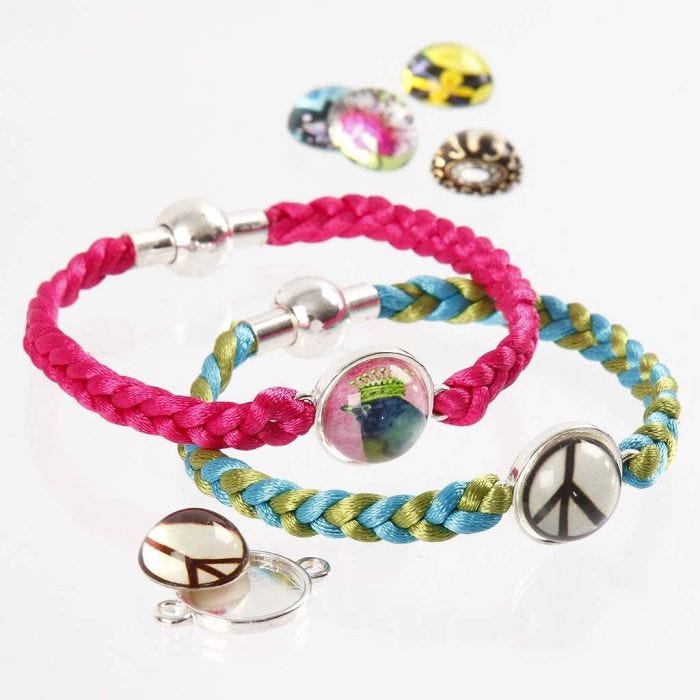 Armband av 4 flätade satinsnöre med cabochon i mitten