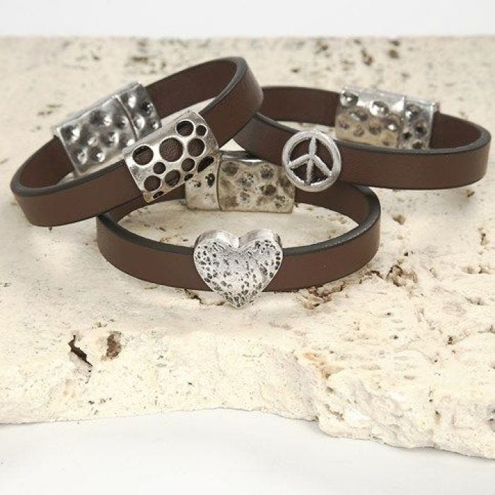 Armband av läderband med ledpärla och magnetlås