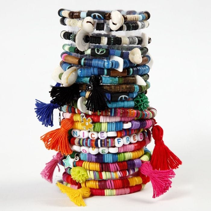 Armband med katsukipärlor och tofsar.