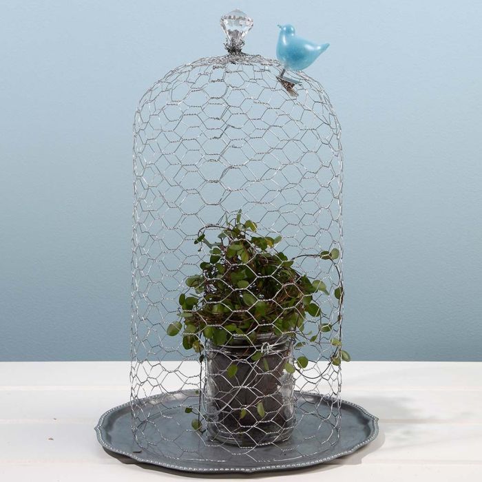 Klocka av hönsnät med prisma som handtag