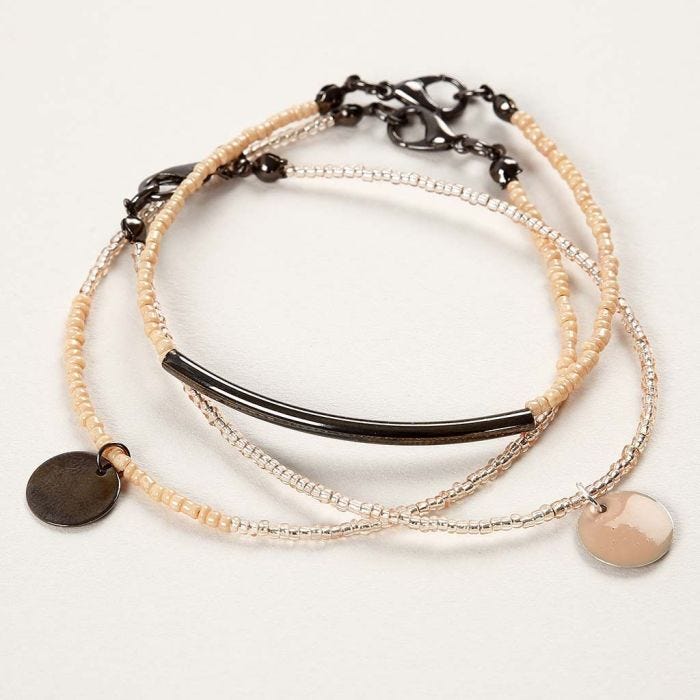 Armband av smyckewire med rocaipärlor och berlocker.