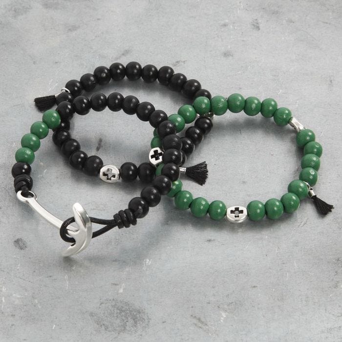 Armband med träpärlor och dekorationer