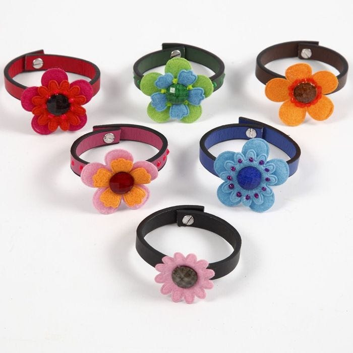 Läderarmband med filtblommor och cabouchon