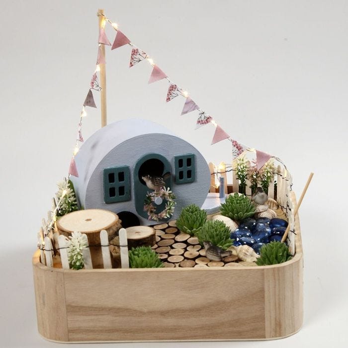 Campingplats i miniatyr på bricka