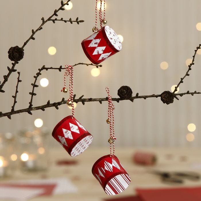 Jultrummor av designpapper dekorerade med bjällror