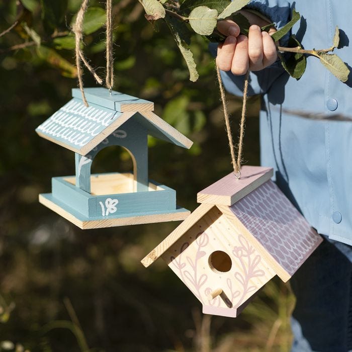 Egentillverkade fågelbord/hus målade med hobbyfärg och dekorerade med Plus Color tusch